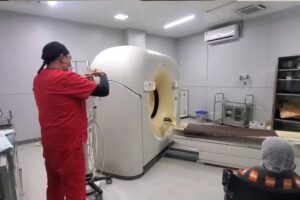 Equipo de tomografía en funcionamiento en el Hospital Oruro-Corea