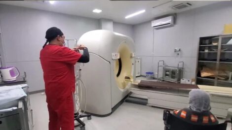 Equipo de tomografía en funcionamiento en el Hospital Oruro-Corea