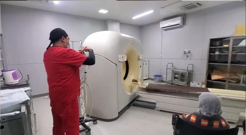 Equipo de tomografía en funcionamiento en el Hospital Oruro-Corea