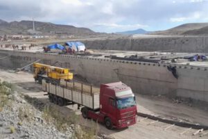 Construcción de pista de aeropuerto en Potosí