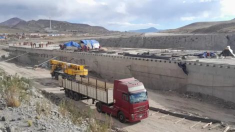 Construcción de pista de aeropuerto en Potosí