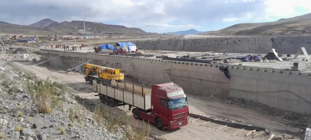 Construcción de pista de aeropuerto en Potosí