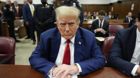 Donald Trump en juicio penal por violar orden mordaza