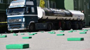 Secuestran cocaína en camión cisterna