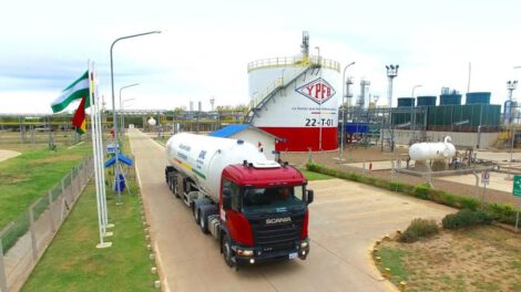 Cisternas bolivianas varadas en Argentina y Paraguay por falta de pago