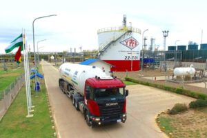 Cisternas bolivianas varadas en Argentina y Paraguay por falta de pago