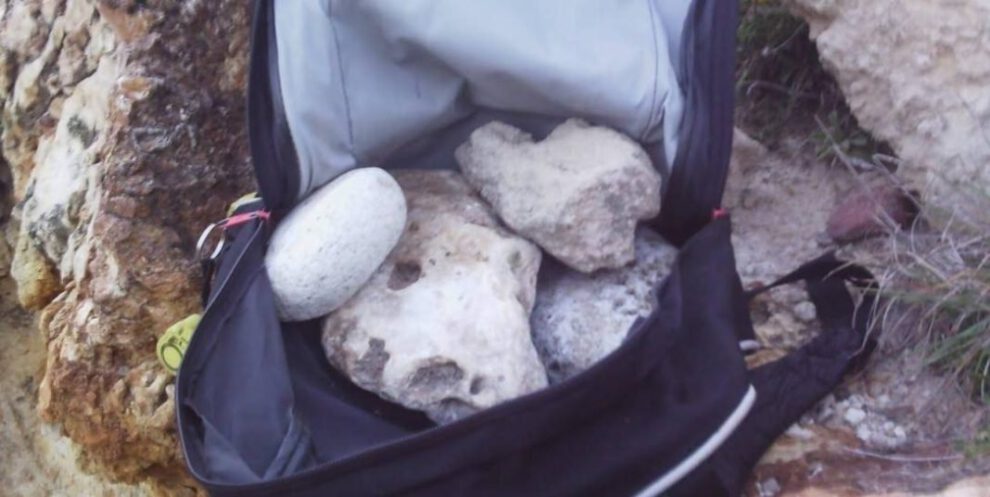 Cuerpo atado a mochila con piedras