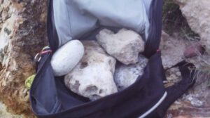 Cuerpo atado a mochila con piedras