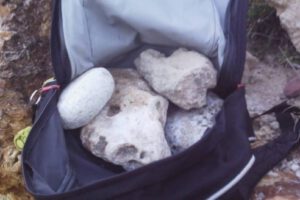Cuerpo atado a mochila con piedras