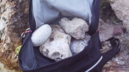 Cuerpo atado a mochila con piedras