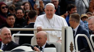 Papa Francisco critica economía liberal por justicia social