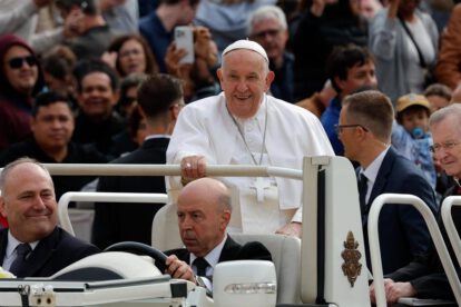 Papa Francisco critica economía liberal por justicia social