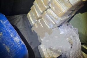 Efectivo policial huye con cocaína