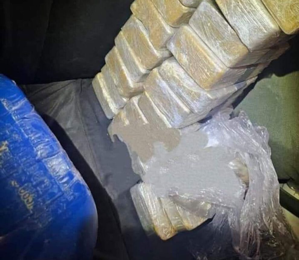 Efectivo policial huye con cocaína