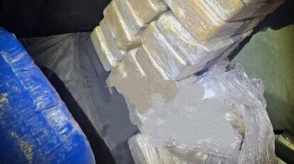 Efectivo policial huye con cocaína