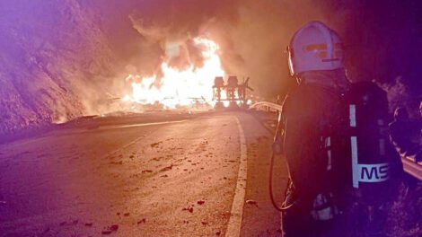 Incendio provocado por colisión de cisterna con un camión