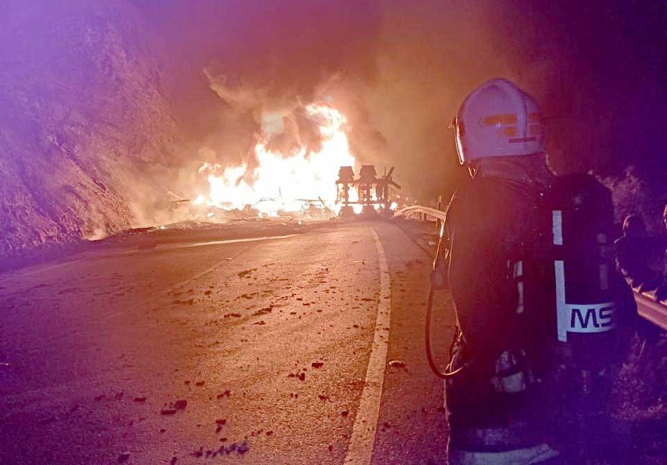 Incendio provocado por colisión de cisterna con un camión