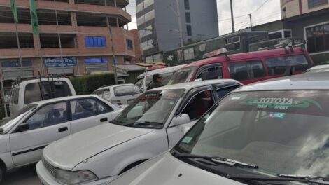 Operativo policial en El Alto retiene 31 vehículos por irregularidades a las normas de tránsito