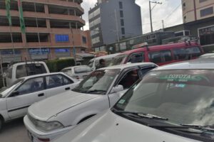 Operativo policial en El Alto retiene 31 vehículos por irregularidades a las normas de tránsito