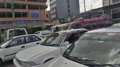 Operativo policial en El Alto retiene 31 vehículos por irregularidades a las normas de tránsito
