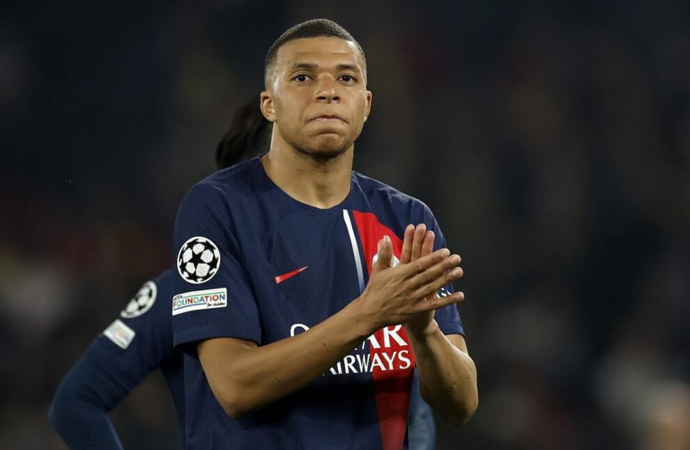 Kylian Mbappé aplaude a los aficionados del PSG tras ser eliminado en la semifinal de la Liga de Campeones