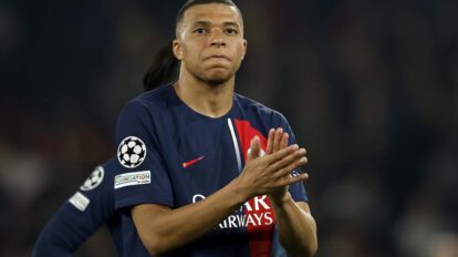 Kylian Mbappé aplaude a los aficionados del PSG tras ser eliminado en la semifinal de la Liga de Campeones
