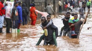 Inundaciones en Kenia afectan a miles de desplazados
