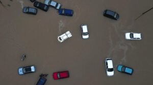 Inundaciones en Brasil afectando a vehículos en Porto Alegre
