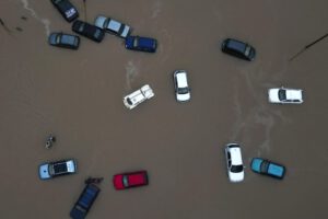 Inundaciones en Brasil afectando a vehículos en Porto Alegre