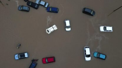 Inundaciones en Brasil afectando a vehículos en Porto Alegre