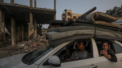 Palestinos escapan de Rafah en medio de edificios destrozados en la Franja de Gaza