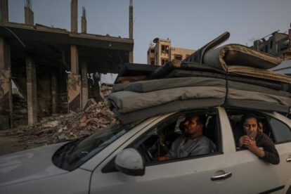 Palestinos escapan de Rafah en medio de edificios destrozados en la Franja de Gaza