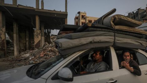 Palestinos escapan de Rafah en medio de edificios destrozados en la Franja de Gaza