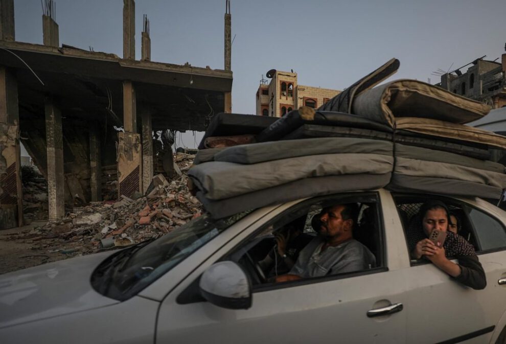 Palestinos escapan de Rafah en medio de edificios destrozados en la Franja de Gaza