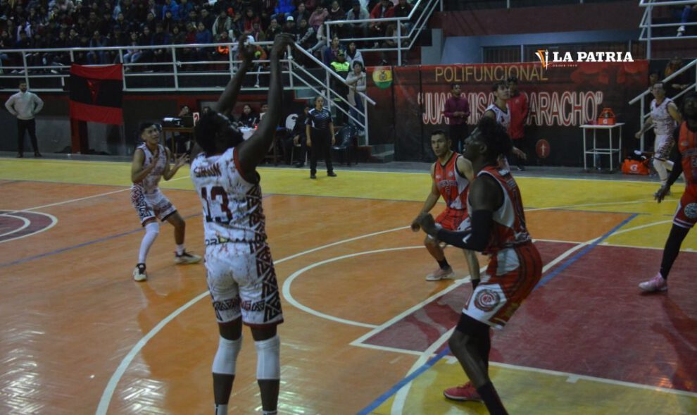 Saracho vs Kinwa en la Libobásquet