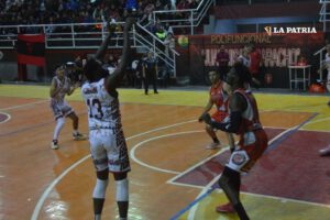 Saracho vs Kinwa en duelo crucial por la Libobásquet