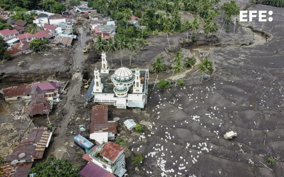 Riadas en Sumatra Occidental causan 43 muertos y 15 desaparecidos