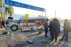 Conductores asalariados bloquean Terminal de Buses de Cochabamba