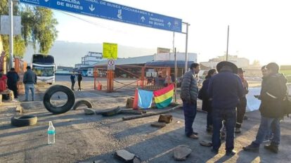 Conductores asalariados bloquean Terminal de Buses de Cochabamba