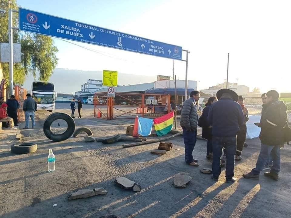 Conductores asalariados bloquean Terminal de Buses de Cochabamba