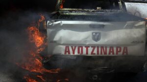 Estudiantes atacan Palacio Nacional de México dejando 26 policías heridos