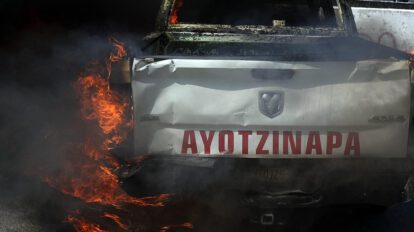 Estudiantes atacan Palacio Nacional de México dejando 26 policías heridos