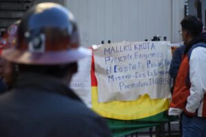 Mineros de Mallku Khota bloquean La Paz por incumplimiento a sus demandas