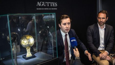Balón de Oro de Maradona subastado en París