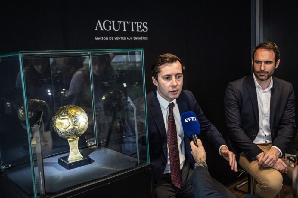 Balón de Oro de Maradona subastado en París