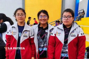 Campeonas nacionales de tenis de mesa Lenny Rocha, Michelle Rocha y Adriana Delgadillo