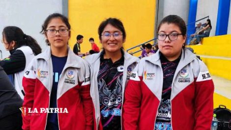 Campeonas nacionales de tenis de mesa Lenny Rocha, Michelle Rocha y Adriana Delgadillo