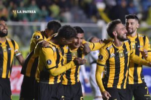 Festejo de los jugadores de The Strongest tras el triunfo ante Huachipato