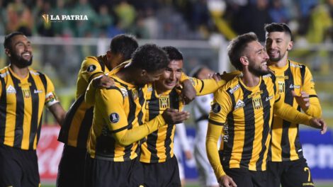 Festejo de los jugadores de The Strongest tras el triunfo ante Huachipato