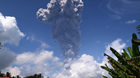 Erupción del volcán Ibu en Indonesia